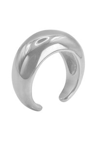 Anello in metallo argentato lucido con un design liscio e arrotondato. È aperto sul retro per una misura regolabile, riflettendo la luce in modo prominente.