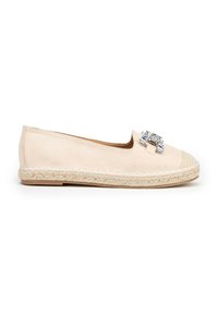 Scarpa stile espadrilles in suede beige, con un accento decorativo di gemma sul davanti e una suola avvolta in juta per un tocco di texture.