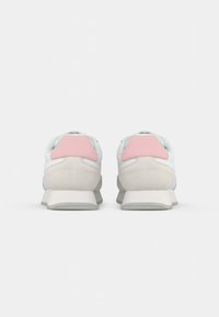 Scarpe sportive con un design grigio chiaro e bianco con dettagli rosa, realizzate in materiali sintetici e suede, con un tallone testurizzato.