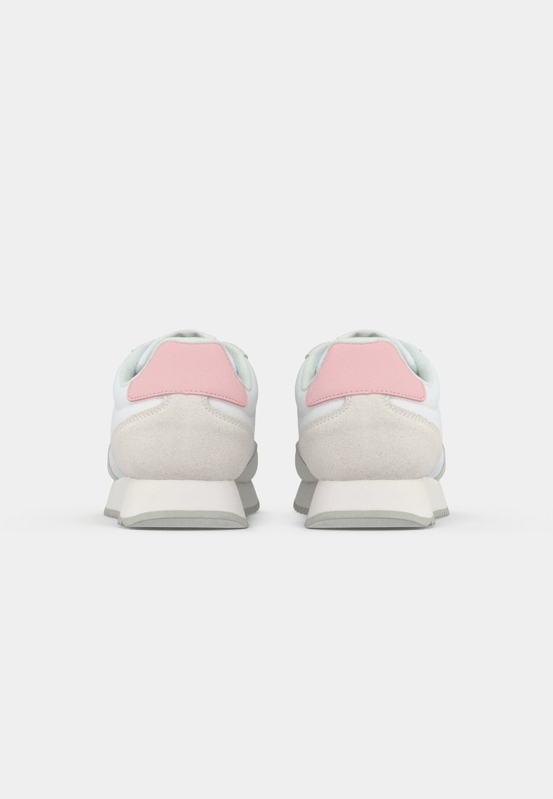 Baskets sportives avec un design gris clair et blanc agrémenté d'accents roses, fabriquées en matériaux synthétiques et en daim, avec un talon texturé.