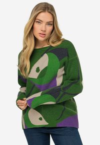 Maglione verde lavorato a maglia con design astratto in verde scuro, beige e viola. Presenta un collo rotondo e polsini e orlo a costine.