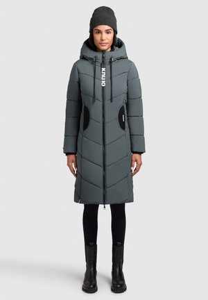 Manteau long rembourré gris foncé avec fermeture éclair, capuche et poches latérales. Présente des coutures en motif chevron et des accents en noir.
