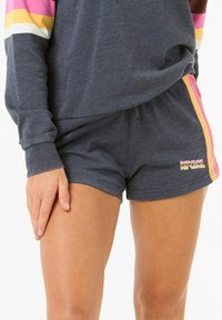 Donkergrijze sportshorts met een trekkoord in de taille, met roze en oranje zijstrepen en een bedrukte logo. Zacht materiaal, casual pasvorm.