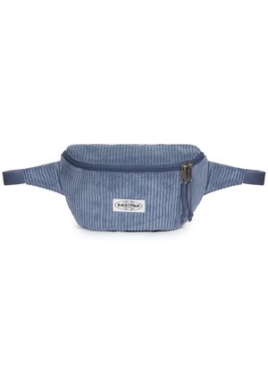 Sac banane Eastpak en velours côtelé bleu avec deux fermetures éclair et bretelles réglables sur fond blanc.
