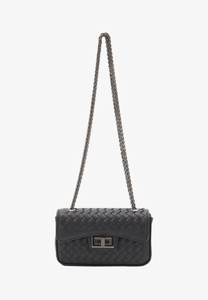 Schwarze gewebte Lederhandtasche mit einem silbernen Kettenriemen, rechteckiger Form, Druckknopfverschluss und glatter Oberfläche mit einem detaillierten Muster.