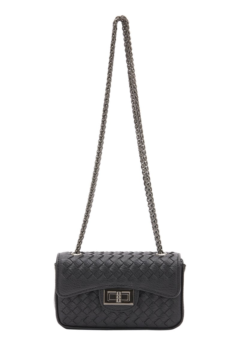 Sort vævet læderhandbag med en sølv kædlerem, rektangulær form, trykknaplukning og glat overflade med et detaljeret mønster.