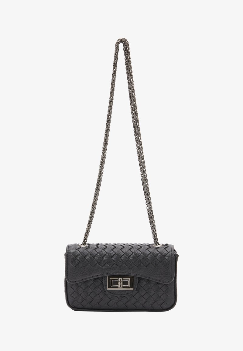 Fekete szőtt bőrtáska ezüst lánc vállpánttal, téglalap alakú, patent záras, sima textúrával és részletes mintázattal.