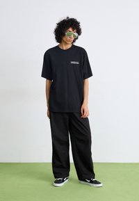 Carhartt WIP STAMP - Apdrukāts T-krekls - black/white