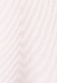 Tissu côtelé rose doux avec des lignes texturées verticales créant un motif rayé subtil sur toute la surface.