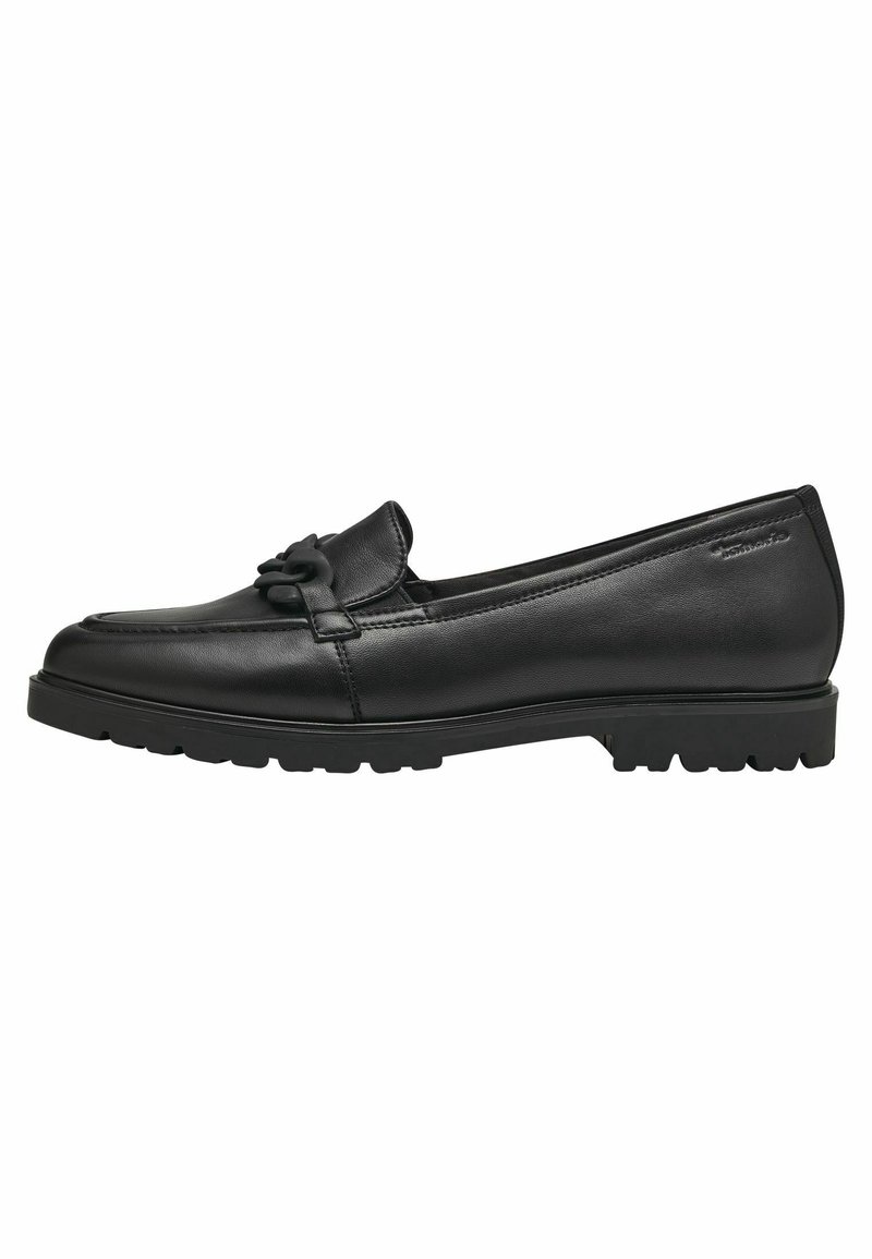 Mocassin en cuir noir avec semelle en caoutchouc épaisse et détail décoratif chaîne sur le dessus, vue de côté.