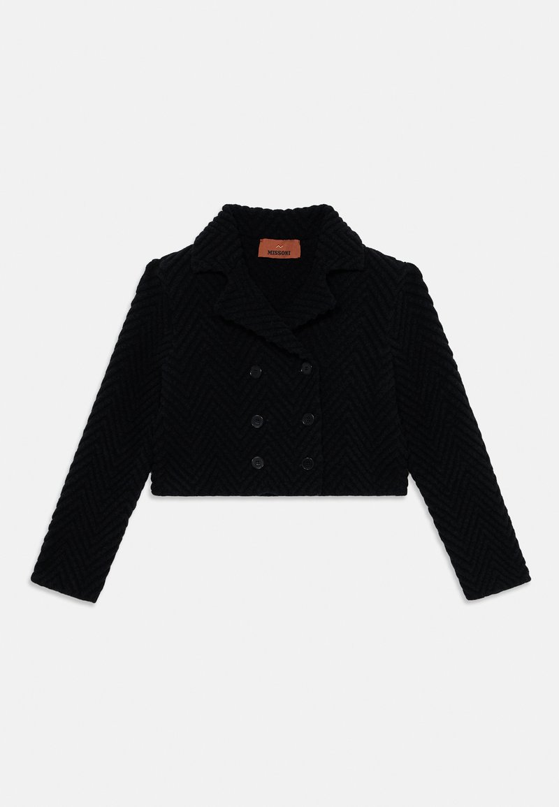 Melna īsā divrinda jaka ar strukturētu chevron rakstu, plata apkakle un garas piedurknes, zīmola etiķete redzama iekšējā apkaklē.