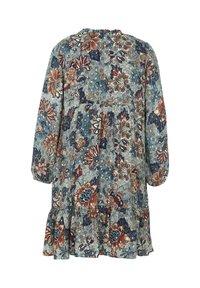 Robe ample à manches longues avec ourlet volanté, présentant un motif floral dense en tons bleus, marron et beige sur fond bleu clair.