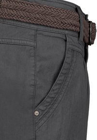 Graue Hose mit einem geflochtenen braunen Gürtel. Merkmale sind seitliche Taschen, ein Metallknopf und eine glatte Stoffstruktur mit sichtbaren Nähdetails.
