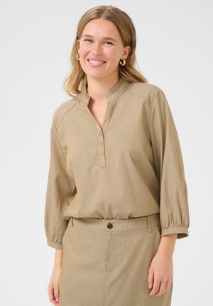 Chemisier khaki à boutons avec un col à volants, des manches trois-quarts et une coupe décontractée, fabriqué en tissu léger et doux.