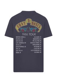 Schwarzes Baumwoll-T-Shirt mit einem grafischen Design, das "Guns N' Roses" über Rosen und "1988 Tour" darunter zeigt. Stadtnamen in weiß aufgelistet.