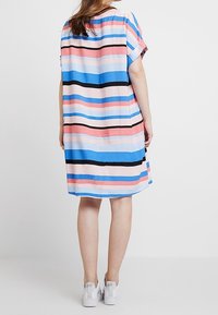 Robe ample à manches courtes avec des rayures horizontales rose, bleu, noir et blanc. Tissu doux avec un design décontracté.