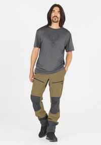 Grå kortärmad skjorta med en geometrisk hjortgrafik, matchad med sandfärgade och grå cargobyxor med dragkedjefickor och en kroppsnära passform.