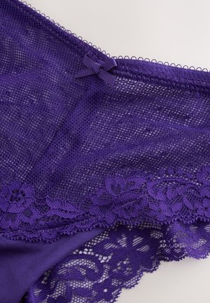 Vijolično čipkasto in mrežasto spodnje perilo z rožnatimi detajli, gladkim materialom in majhnim lokom na pasu.