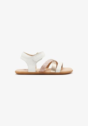 Sandale en cuir blanc avec des sangles ajustables, dotée d'une sangle rose doré pailletée et d'une bande dorée métallique. Semelle en caoutchouc beige.