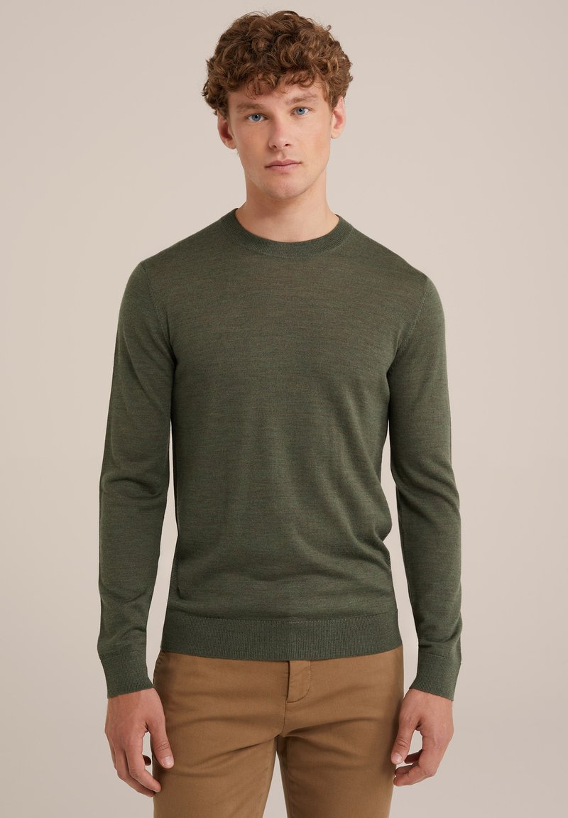 Suéter verde de punto con mangas largas, cuello redondo y puños acanalados. Textura suave, silueta ajustada y sutiles variaciones de color.