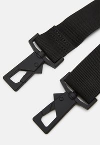 Fekete nylon heveder műanyag szerkezettel; két minimál dizájnú klipsz jellemzi, enyhén texturált felülettel a jobb tapadás érdekében.