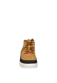 Bruine suede enkellaars met gele en rode veters, zwarte rubberen zool en een rits sluiting aan de zijkant. Heeft textuuraccenten.