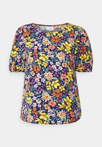 Top floral com mangas curtas bufantes, apresentado sobre um fundo azul-marinho adornado com flores vibrantes amarelas, cor-de-rosa e brancas; tecido suave.