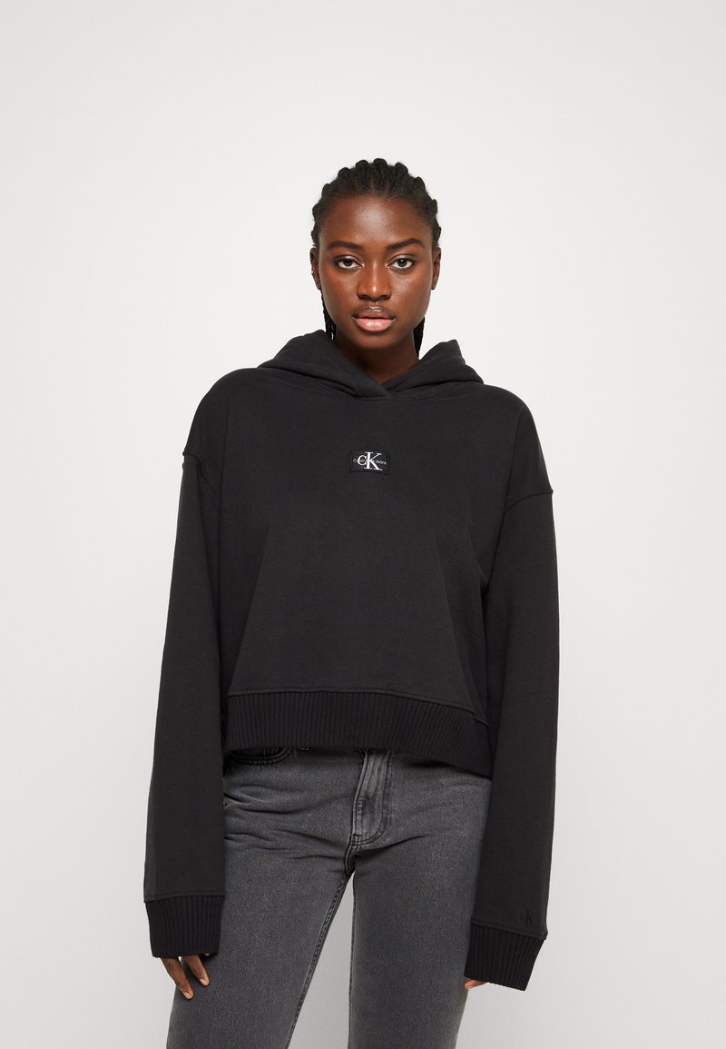 Calvin Klein Jeans BADGE WIDE SLEEVES CROP HOODIE - Mikina s kapucí - ck black