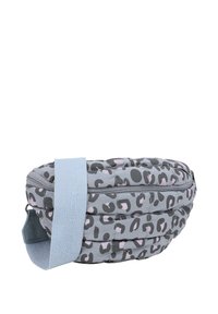 Borsa grigia trapuntata con stampa leopardata rosa e nera, dotata di una tracolla regolabile azzurro chiaro e chiusura con zip. Forma compatta e arrotondata.