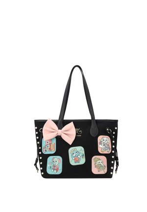 Zwarte totebag met dubbele handvatten, versierd met cartoon dierenpatches, metalen studs aan de zijkanten en een grote roze stoffen strik aan de voorkant.