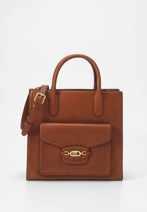 Brun læderhåndtaske med dobbelte håndtag, aftagelig skulderrem, en forlomme med en guldlås og synlige syningsdetaljer.