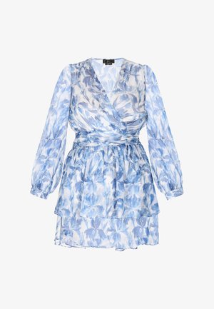 Kwiecista sukienka w odcieniach jasnego niebieskiego, z długimi bufkami, warstwowymi falbanami i paskiem do zawiązania, który podkreśla talię.