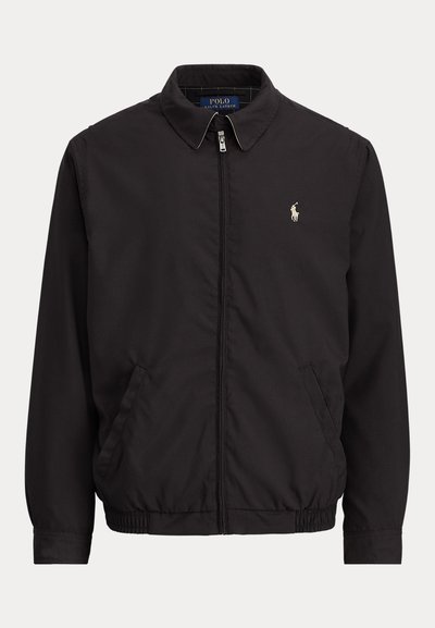Zwarte jas met ritssluiting, kraag, zijzakken, elastische zoom en klein wit Polo Ralph Lauren-logo op de linkerborst.