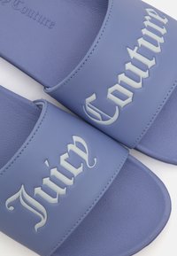 Juicy Couture CARMEN COLLEGIATE SLIDER - Baseina iešļūcenes - easter egg