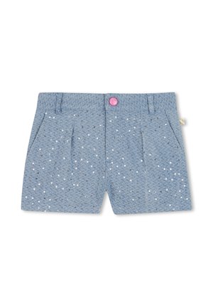 Shorts bleu clair en tissu texturé, avec un bouton rose, des plis et des détails en sequins argentés et blancs dispersés.