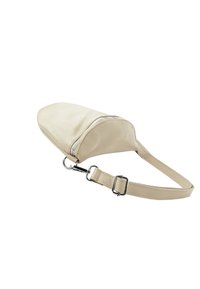 Beige leren tas met een afgeronde vorm, voorzien van een zilveren ritssluiting en verstelbare riem. Gestructureerd oppervlak met minimale metalen accenten.