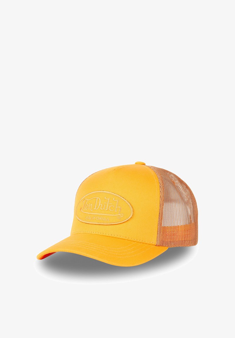 Casquette de camionneur jaune avec un panneau avant solide et un dos en mesh. Présente un patch logo brodé sur le devant. Visère courbée avec des détails de couture.