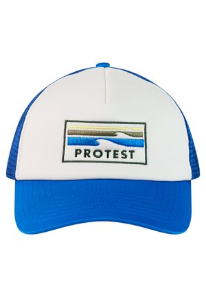 Blauw-witte truckerpet met een rechthoekige patch waarop abstracte golven en het woord "PROTEST" in zwart geborduurd staan.