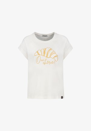Weißes T-Shirt mit kurzen Ärmeln, auf der Vorderseite mit einer gelben Croissant-Illustration und dem Schriftzug "Oui, chérie!" bedruckt.