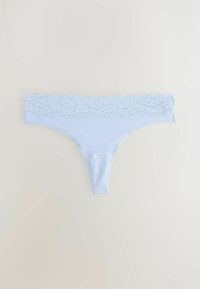 Svijetloplavi thong s čipkastim pojasom u cvjetnom uzorku. Pamuk, glatka tekstura, dizajn s minimalnim pokrivanjem. Poboljšana elastičnost za udobnost.