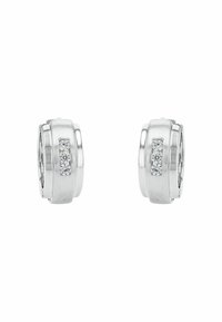 Silverfärgade huggieörhängen med borstad finish och tre klara rhinestone-accenter på en platt sida. Cirkulär form, kompakt design.