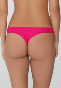 Hotpink Damen-Tanga, nahtloses Design, elastischer Bund, weiche und glatte Textur, minimaler Rückendeckung.