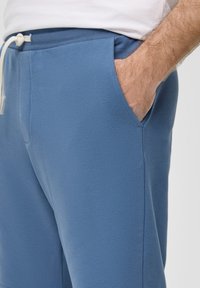 s.Oliver MIT ELASTIKBUND - Pantalones deportivos - hellblau