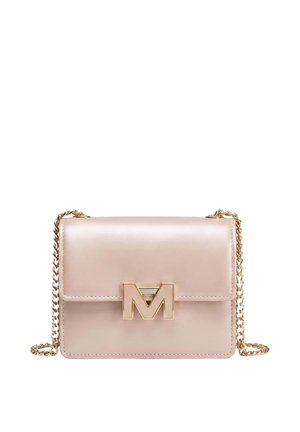 Kleine lichtroze leren crossbodytas met een gouden kettingriem en een grote gouden letter M gesp op de voorflap.