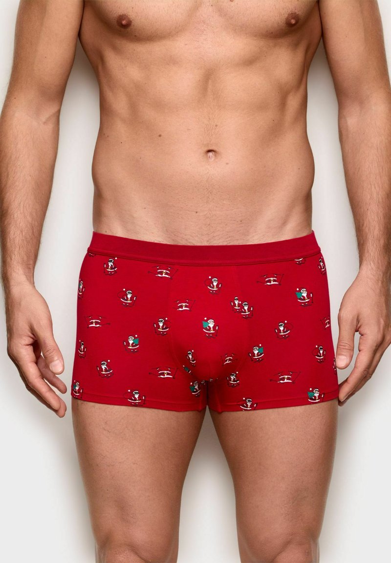 Röda boxerkalsonger med ett upprepat mönster av tecknade figurer. Tillverkade av elastiskt tyg med en mjuk midja och nära passform.