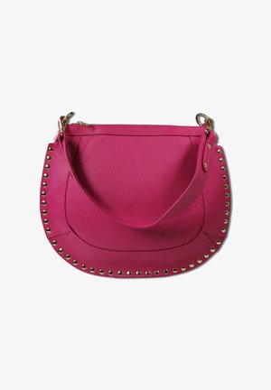 Roze leren handtas met een afgeronde vorm, voorzien van goudkleurige studs langs de onderrand en een enkele schouderband.