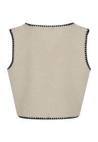 Fleecová vesta, krémová barva, bez rukávů, s černým stehem podél okrajů, texturovaný povrch s jemným dokončením.