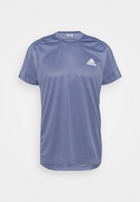 Camiseta deportiva morada hecha de un tejido suave y que absorbe la humedad. Presenta un cuello redondo y mangas cortas con un pequeño logo blanco en el pecho.