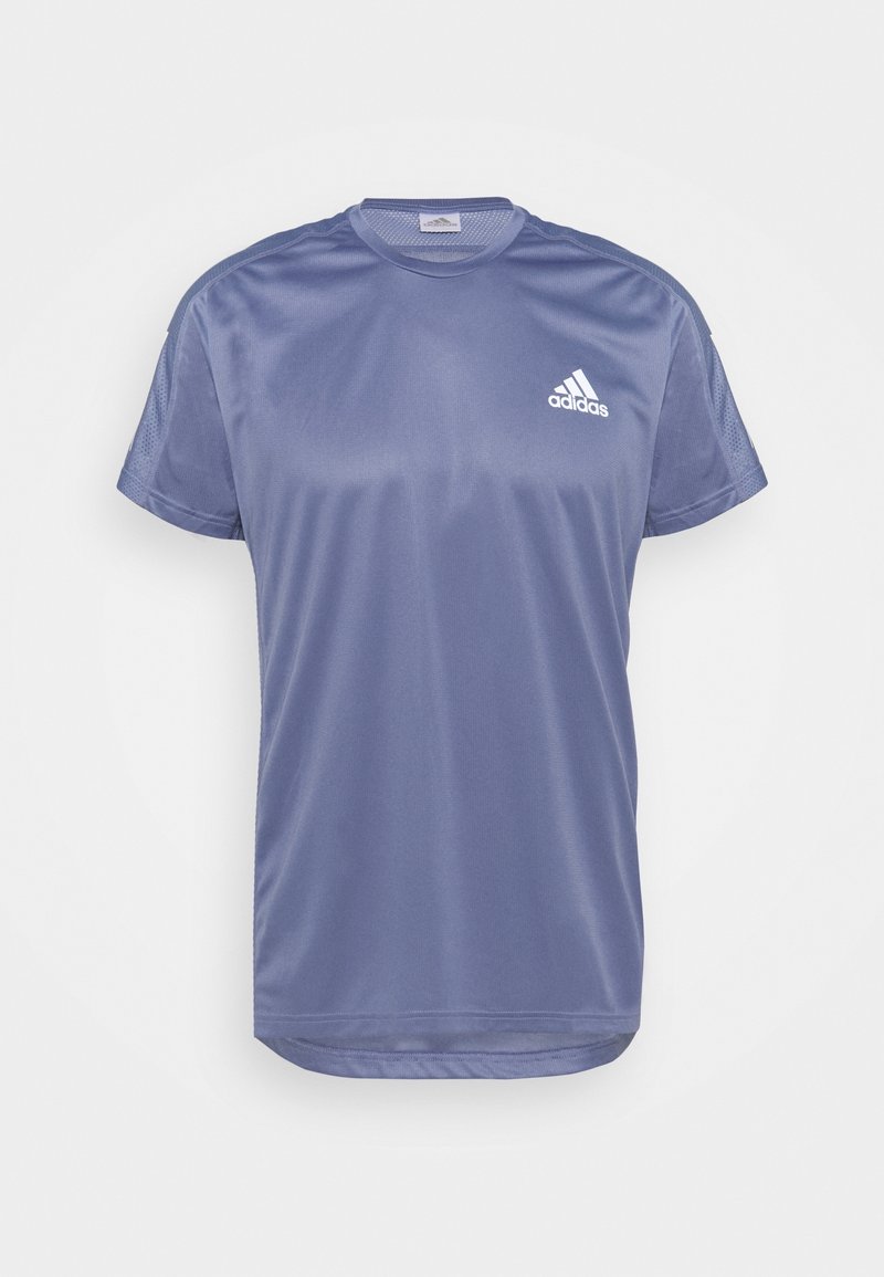 Camiseta deportiva morada hecha de un tejido suave y que absorbe la humedad. Presenta un cuello redondo y mangas cortas con un pequeño logo blanco en el pecho.