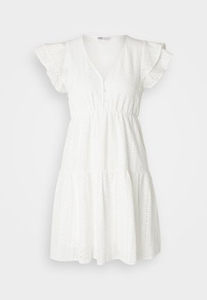 Robe blanche en tissu texturé avec des détails en œillet, manches courtes à volants, décolleté en V et jupe à étages.